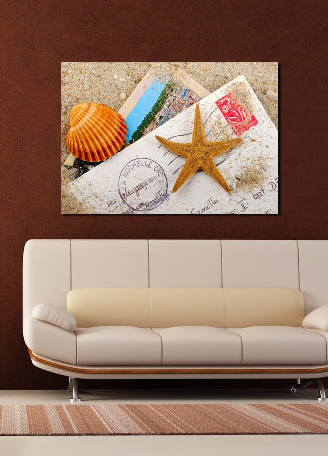 Lerretsbilde 70x100 cm - Strandinspirert komposisjon med sjøstjerne og skjell på et postkort - Oransje / Beige / Hvit - Innredning - Bilder & kunst - Lerretsbilder