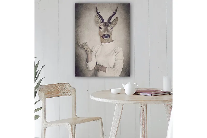 Lerretsbilde 70x100 cm - Surrealistisk bilde av en mann med et hjortehode som gestikulerer med hånden - Beige / Grå / Brun - Innredning - Bilder & kunst - Lerretsbilder