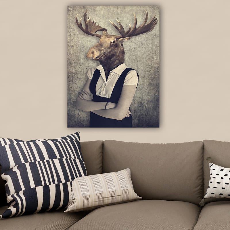 Lerretsbilde 70x100 cm - Surrealistisk komposisjon med en person med et elghode, kledd i hvit skjorte og svart kjeledress - Brun / Hvit / Svart - Innredning - Bilder & kunst - Lerretsbilder