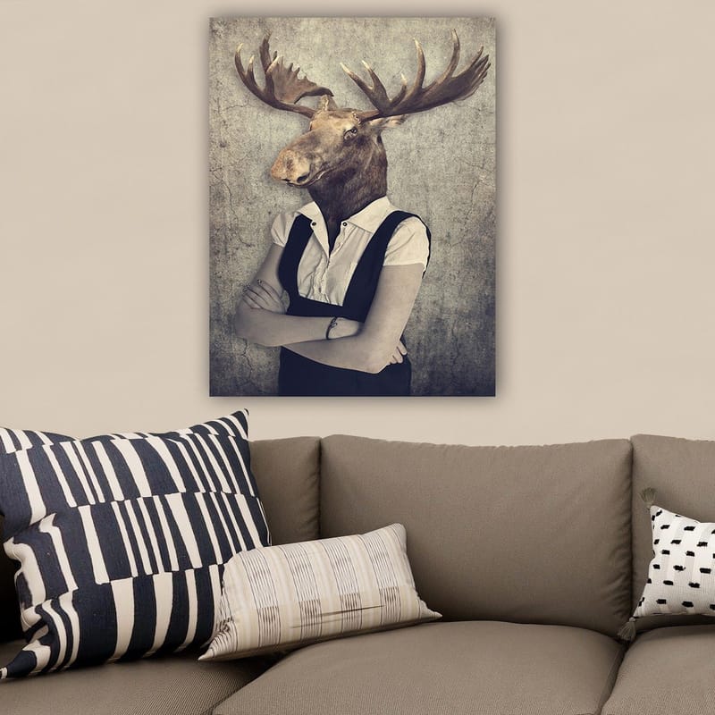 Lerretsbilde 70x100 cm - Surrealistisk komposisjon med en person med et elghode, kledd i hvit skjorte og svart kjeledress - Brun / Hvit / Svart - Innredning - Bilder & kunst - Lerretsbilder