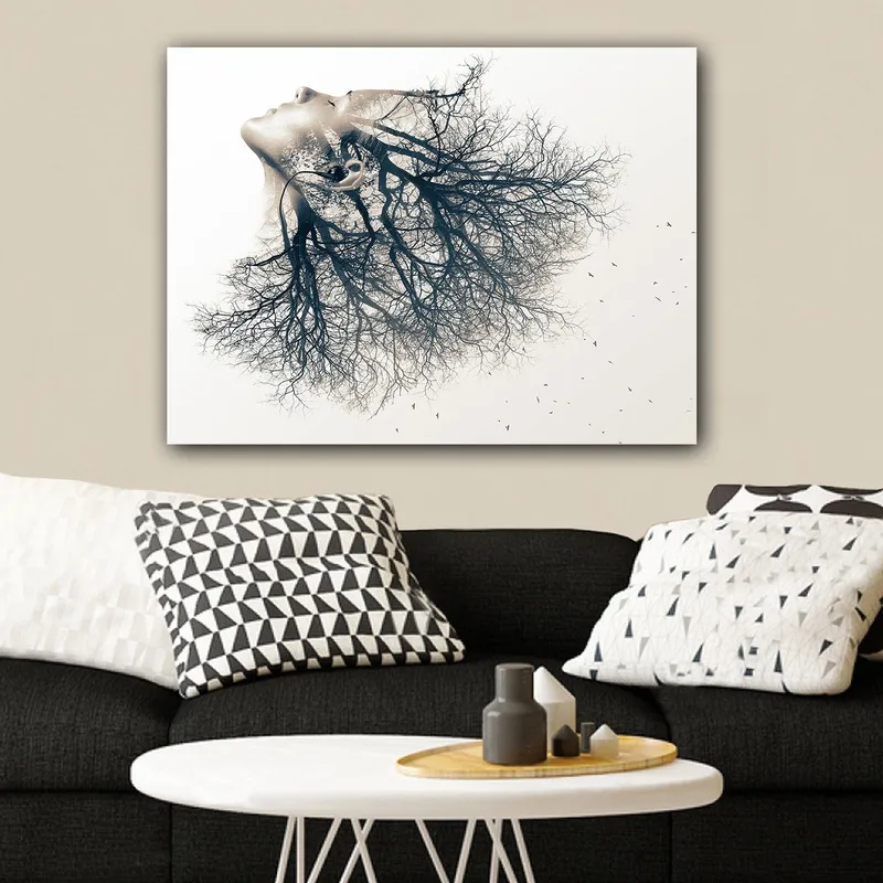 Lerretsbilde 70x100 cm - Surrealistisk skildring av en kvinne hvis ansikt smelter sammen med et tre, som symboliserer en dyp forbindelse mellom menneske og natur - Svart / Hvit - Innredning - Bilder & kunst - Lerretsbilder
