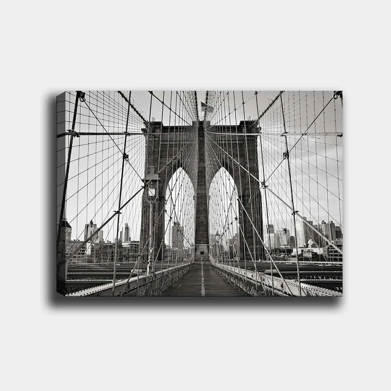 Lerretsbilde 70x100 cm - Svart-hvitt-bilde av Brooklyn Bridge som viser de majestetiske buene og kablene, Svart / Hvit / Grå