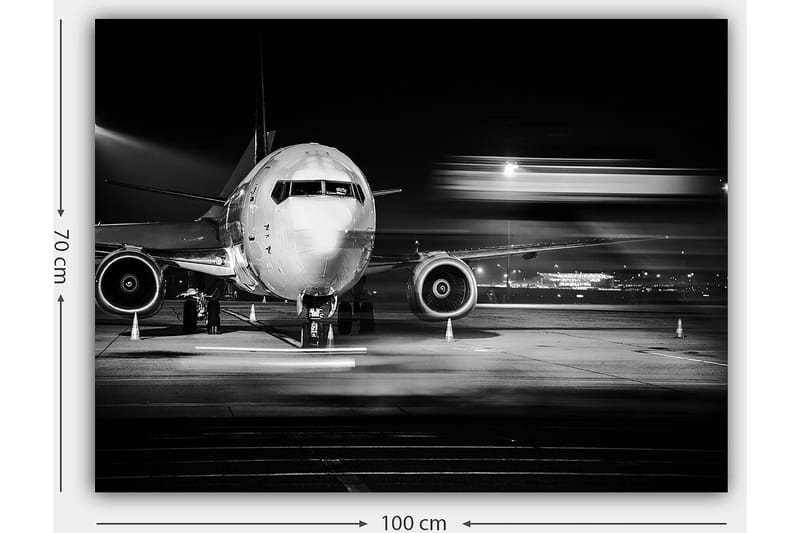 Lerretsbilde 70x100 cm - Svart-hvitt-bilde av et fly på en flyplass om natten - Svart / Hvit / Grå - Innredning - Bilder & kunst - Lerretsbilder