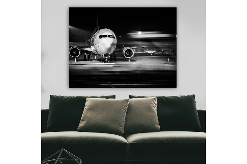 Lerretsbilde 70x100 cm - Svart-hvitt-bilde av et fly på en flyplass om natten, Svart / Hvit / Grå
