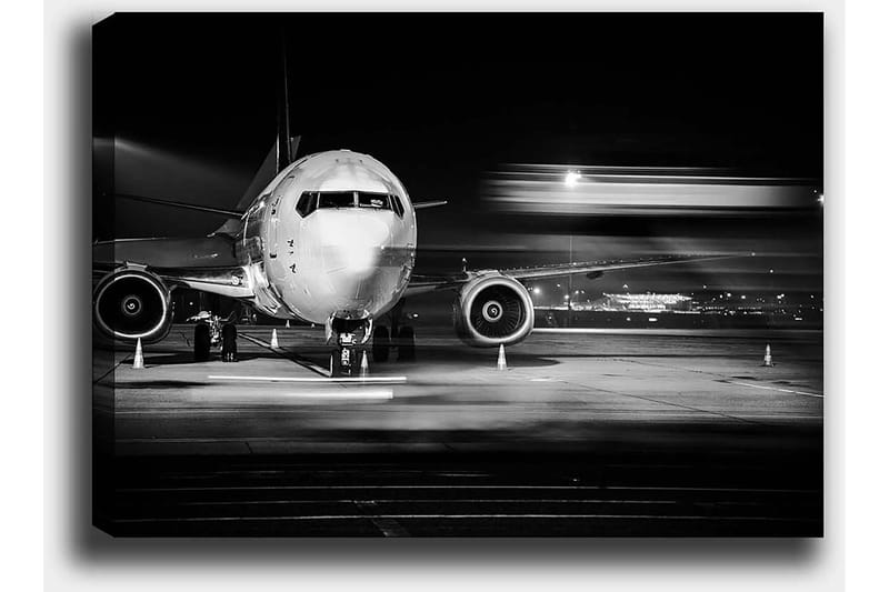 Lerretsbilde 70x100 cm - Svart-hvitt-bilde av et fly på en flyplass om natten - Svart / Hvit / Grå - Innredning - Bilder & kunst - Lerretsbilder