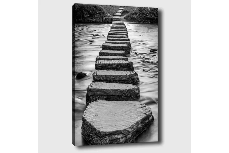 Lerretsbilde 70x100 cm - Svart-hvitt-bilde av steiner som danner en sti over vannoverflaten - Svart / Hvit / Grå - Innredning - Bilder & kunst - Lerretsbilder