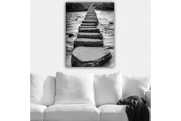 Lerretsbilde 70x100 cm - Svart-hvitt-bilde av steiner som danner en sti over vannoverflaten - Svart / Hvit / Grå - Innredning - Bilder & kunst - Lerretsbilder