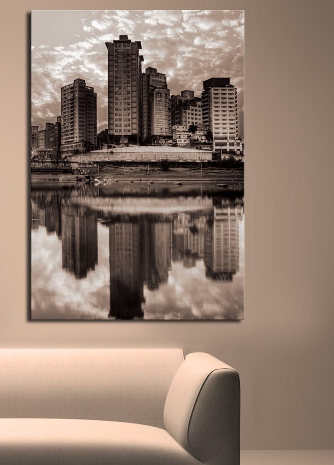 Lerretsbilde 70x100 cm - Svart-hvitt bysilhuett med høye bygninger speilet i vannet - Svart / Hvit / Grå - Innredning - Bilder & kunst - Lerretsbilder