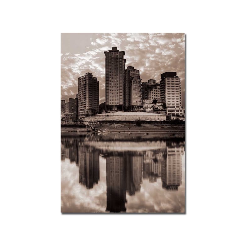 Lerretsbilde 70x100 cm - Svart-hvitt bysilhuett med høye bygninger speilet i vannet - Svart / Hvit / Grå - Innredning - Bilder & kunst - Lerretsbilder