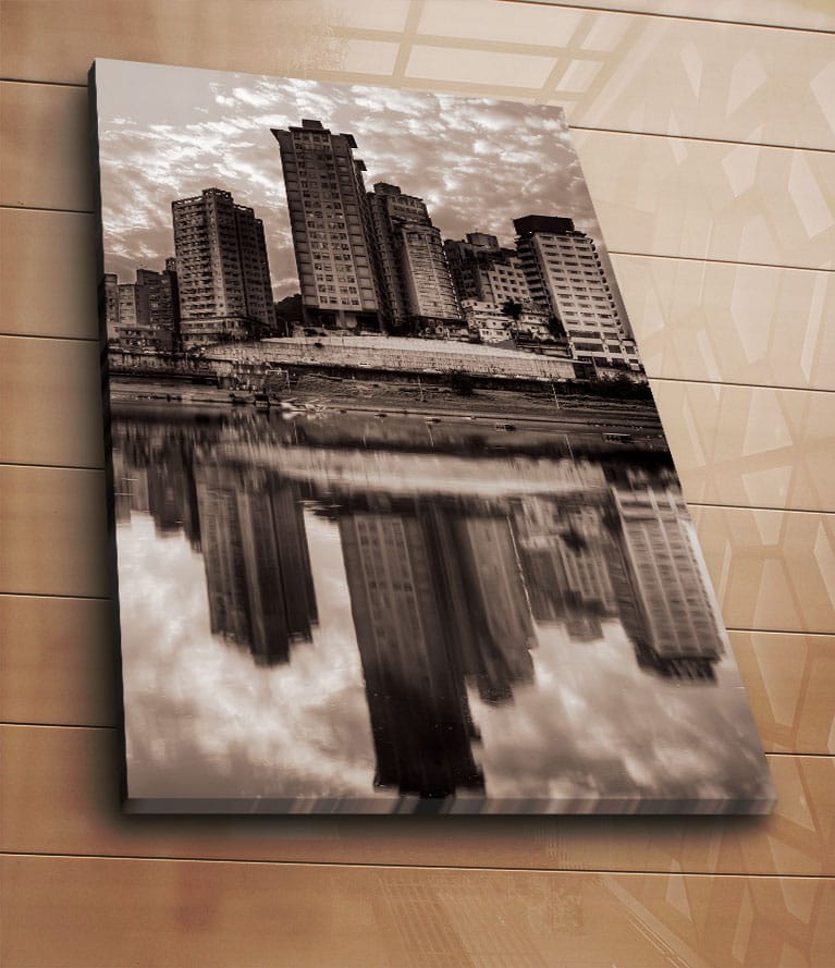 Lerretsbilde 70x100 cm - Svart-hvitt bysilhuett med høye bygninger speilet i vannet - Svart / Hvit / Grå - Innredning - Bilder & kunst - Lerretsbilder