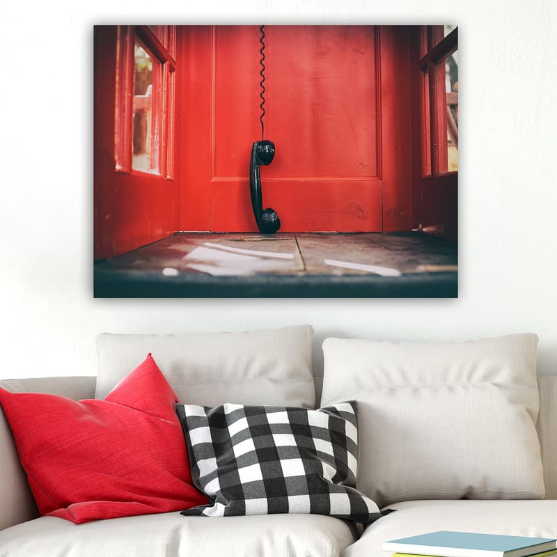 Lerretsbilde 70x100 cm - Svart telefon hengende i en rød telefonkiosk - Rød / Svart - Innredning - Bilder & kunst - Lerretsbilder