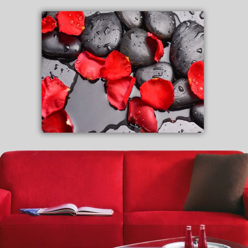 Lerretsbilde 70x100 cm - Svarte steiner omgitt av røde roseblader på en speillignende overflate - Svart / Rød - Innredning - Bilder & kunst - Lerretsbilder