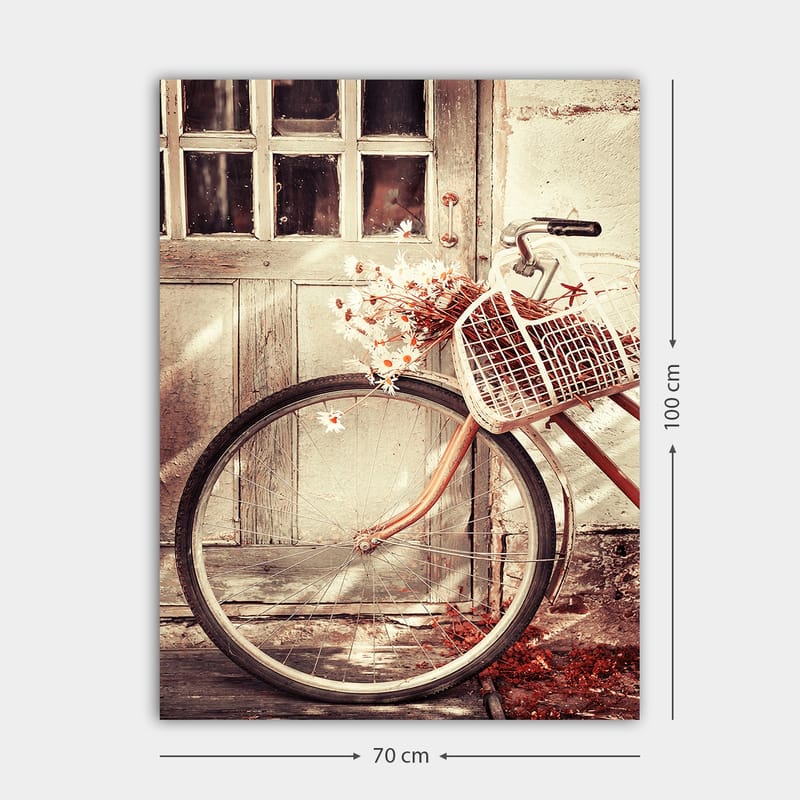 Lerretsbilde 70x100 cm - Sykkel med en kurv fylt med blomster foran en gammel dør - Grå / Brun / Hvit - Innredning - Bilder & kunst - Lerretsbilder
