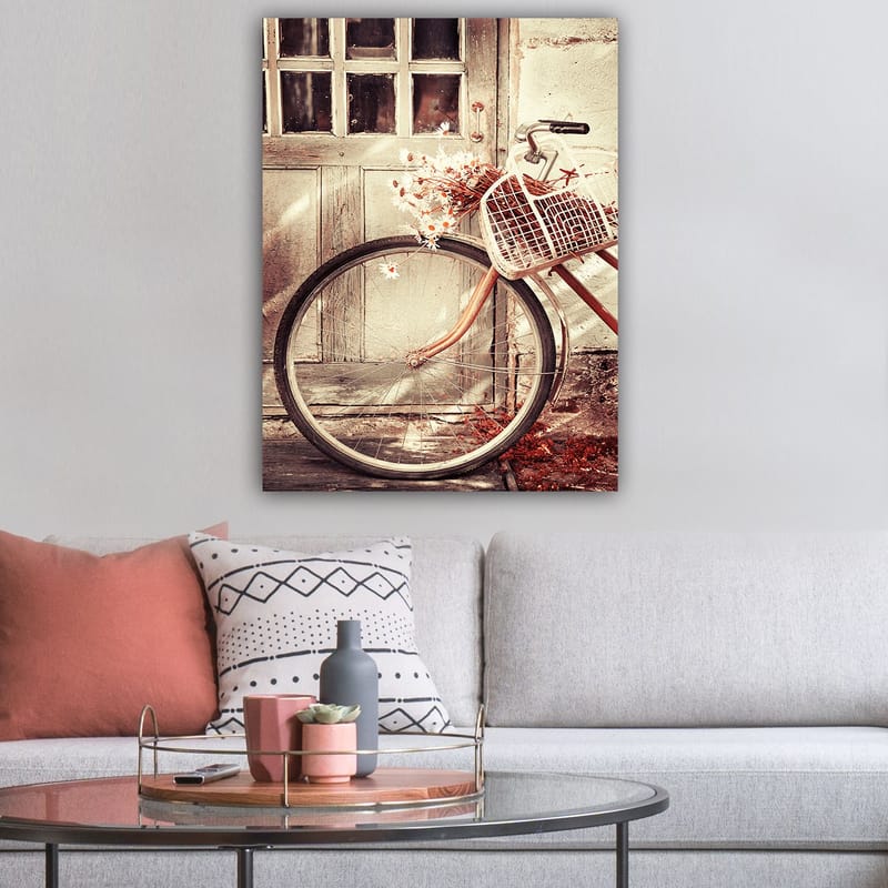 Lerretsbilde 70x100 cm - Sykkel med en kurv fylt med blomster foran en gammel dør - Grå / Brun / Hvit - Innredning - Bilder & kunst - Lerretsbilder