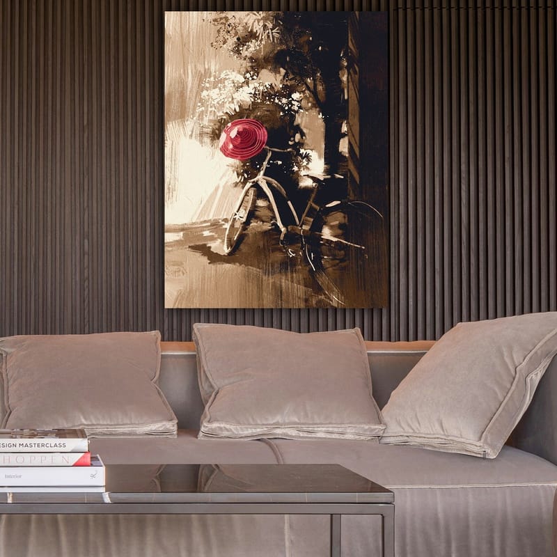 Lerretsbilde 70x100 cm - Sykkel med rød hatt i frodige, grønne omgivelser - Rød / Brun / Svart - Innredning - Bilder & kunst - Lerretsbilder