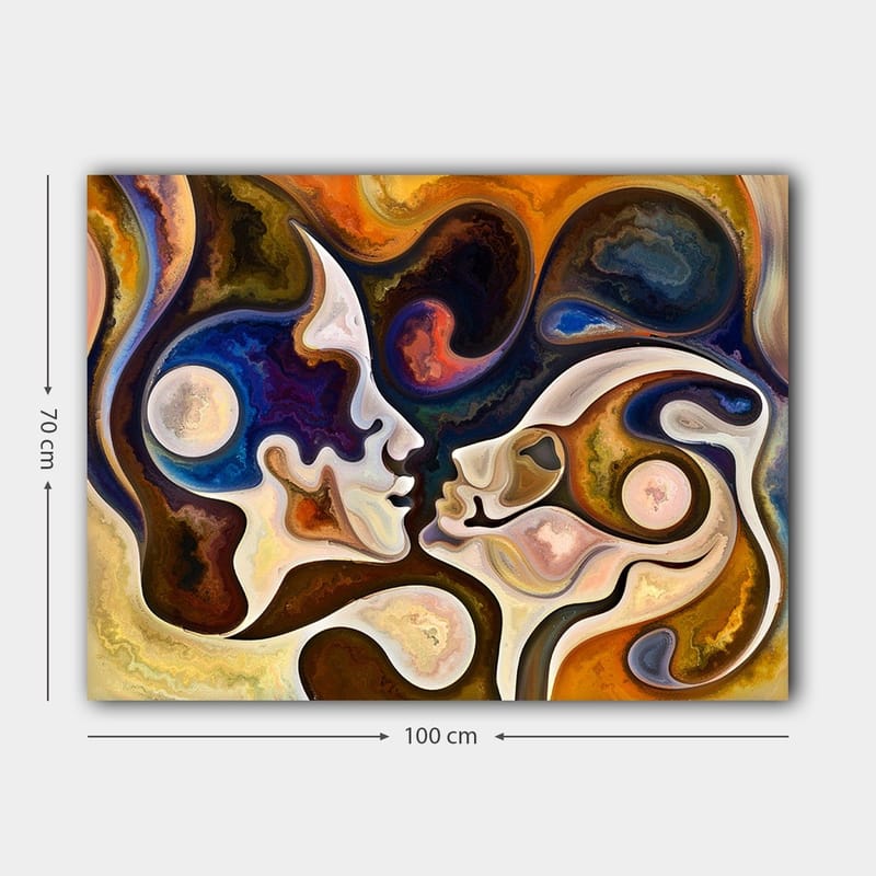 Lerretsbilde 70x100 cm - To ansikter som møtes i et intimt kyss, omgitt av abstrakte former og farger - Mørk blå / Brun / Beige - Innredning - Bilder & kunst - Lerretsbilder