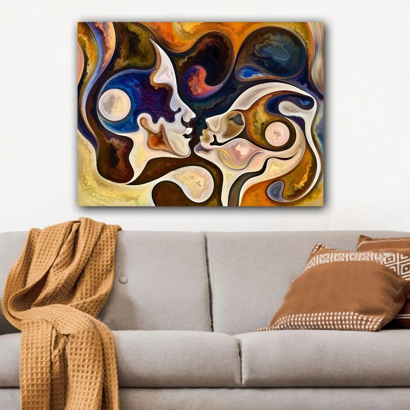 Lerretsbilde 70x100 cm - To ansikter som møtes i et intimt kyss, omgitt av abstrakte former og farger, Mørk blå / Brun / Beige