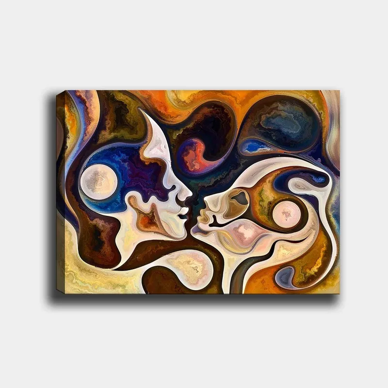Lerretsbilde 70x100 cm - To ansikter som møtes i et intimt kyss, omgitt av abstrakte former og farger - Mørk blå / Brun / Beige - Innredning - Bilder & kunst - Lerretsbilder