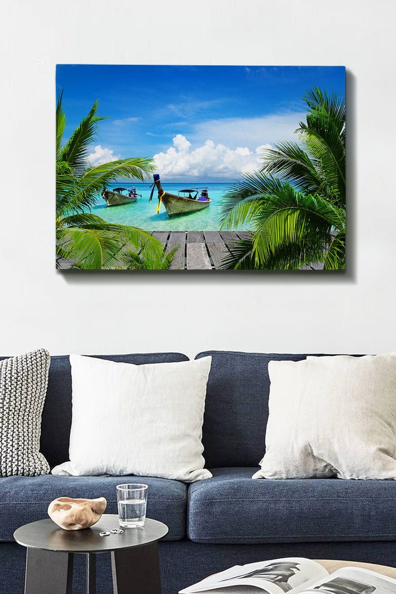 Lerretsbilde 70x100 cm - To båter i klart turkis vann omgitt av palmer og en trebrygge - Turkis / Grønn / Blå - Innredning - Bilder & kunst - Lerretsbilder