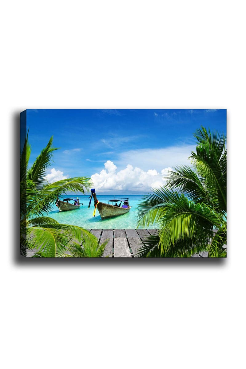 Lerretsbilde 70x100 cm - To båter i klart turkis vann omgitt av palmer og en trebrygge, Turkis / Grønn / Blå