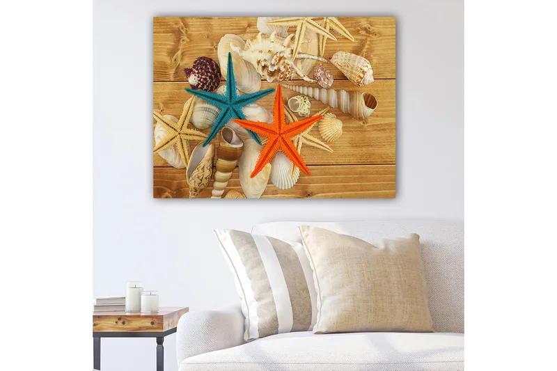 Lerretsbilde 70x100 cm - To fargerike sjøstjerner i oransje og turkis blant skjell på en treflate, Turkis / Oransje / Beige