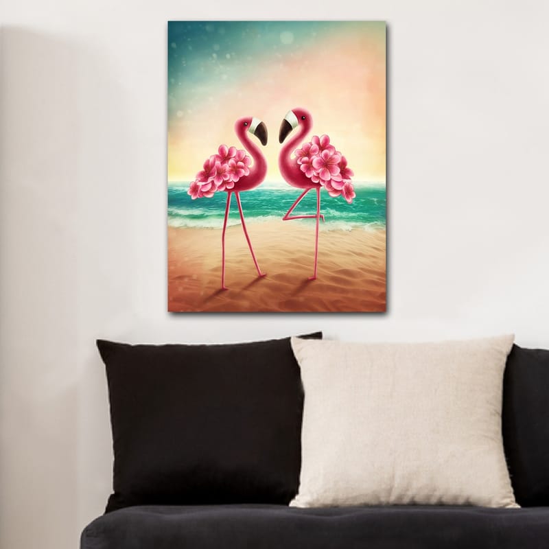 Lerretsbilde 70x100 cm - To flamingoer med blomster som står på en strand ved sjøen - Rosa / Turkis / Beige - Innredning - Bilder & kunst - Lerretsbilder