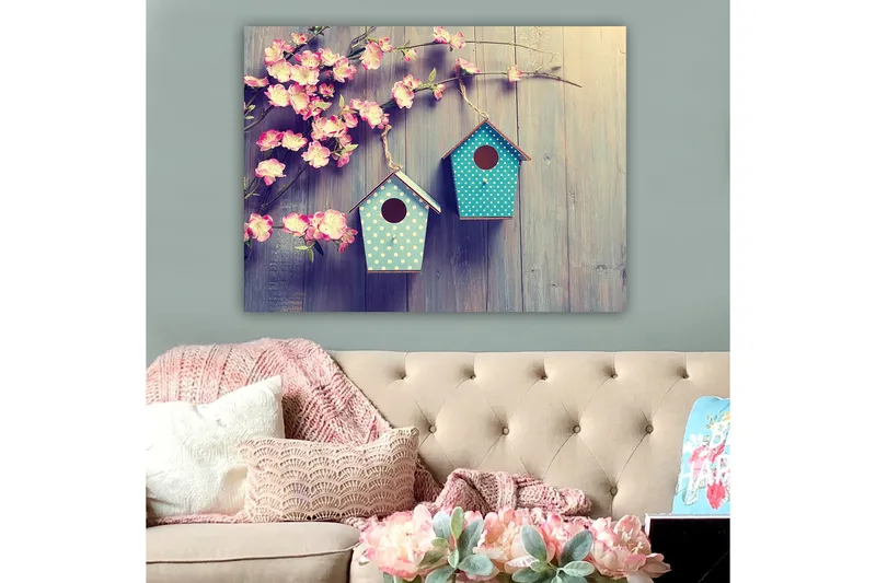 Lerretsbilde 70x100 cm - To fuglehus hengende på en gren med blomster i bakgrunnen, Rosa / Turkis