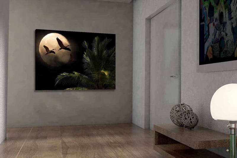 Lerretsbilde 70x100 cm - To fugler som flyr mot en stor måne over en palmelignende plante, Mørk grønn / Grå / Beige