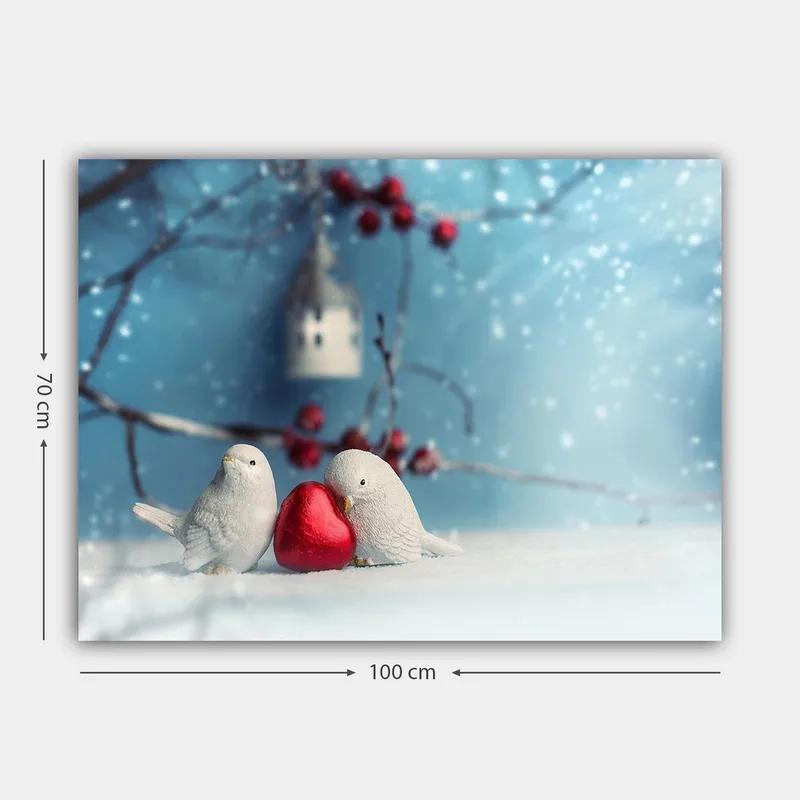 Lerretsbilde 70x100 cm - To fugler som holder et rødt hjerte sammen i et vinterlig miljø - Hvit / Rød / Blå - Innredning - Bilder & kunst - Lerretsbilder