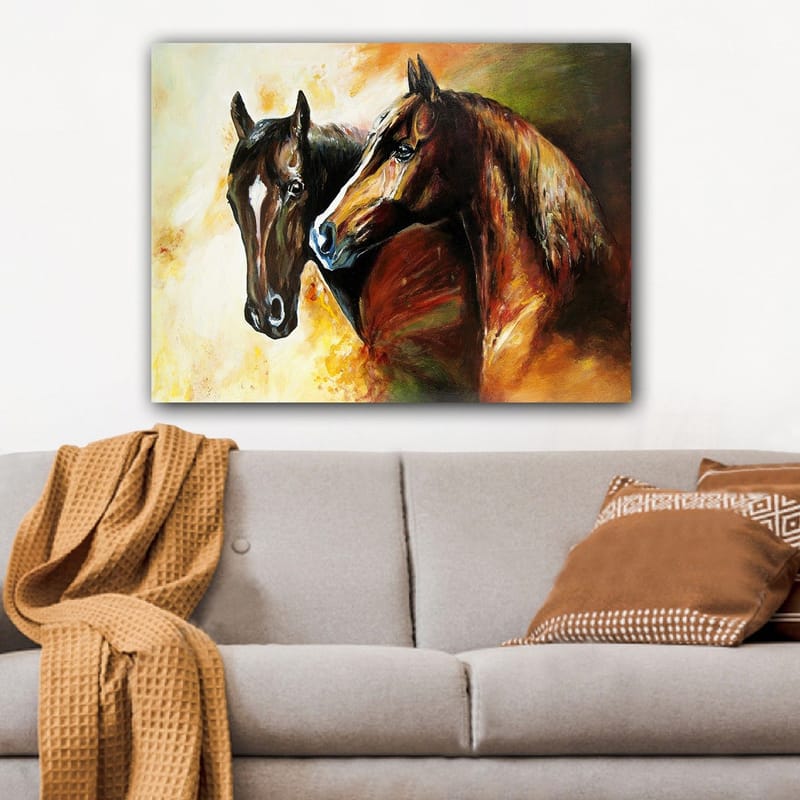 Lerretsbilde 70x100 cm - To hester som står tett inntil hverandre, fanget i en dynamisk og levende komposisjon - Mørk brun / Lys brun / Oransje - Innredning - Bilder & kunst - Lerretsbilder