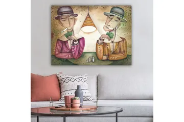 Lerretsbilde 70x100 cm - To menn som spiller kort under en lampe, med sigaretter i munnen og et konsentrert uttrykk - Lilla / Grønn / Beige - Innredning - Bilder & kunst - Lerretsbilder