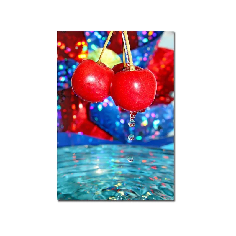 Lerretsbilde 70x100 cm - To røde kirsebær som henger over en vannflate med dråper som faller ned - Rød / Blå / Turkis - Innredning - Bilder & kunst - Lerretsbilder