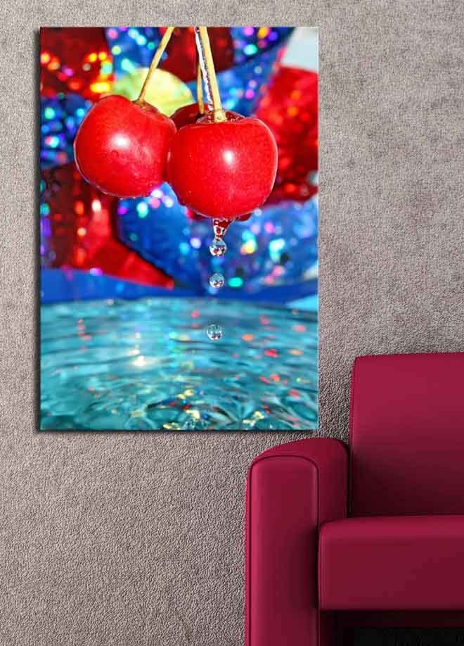 Lerretsbilde 70x100 cm - To røde kirsebær som henger over en vannflate med dråper som faller ned - Rød / Blå / Turkis - Innredning - Bilder & kunst - Lerretsbilder