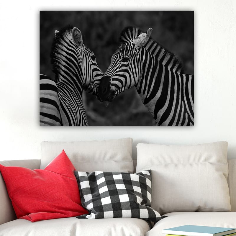 Lerretsbilde 70x100 cm - To sebraer som står tett inntil hverandre og viser sin samhørighet - Svart / Hvit - Innredning - Bilder & kunst - Lerretsbilder