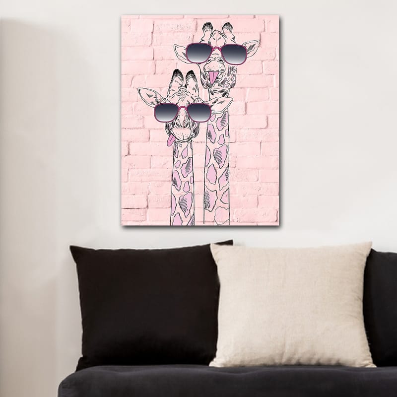 Lerretsbilde 70x100 cm - To sjiraffer med solbriller som skiller seg ut med sine lekne uttrykk - Rosa / Svart / Hvit - Innredning - Bilder & kunst - Lerretsbilder