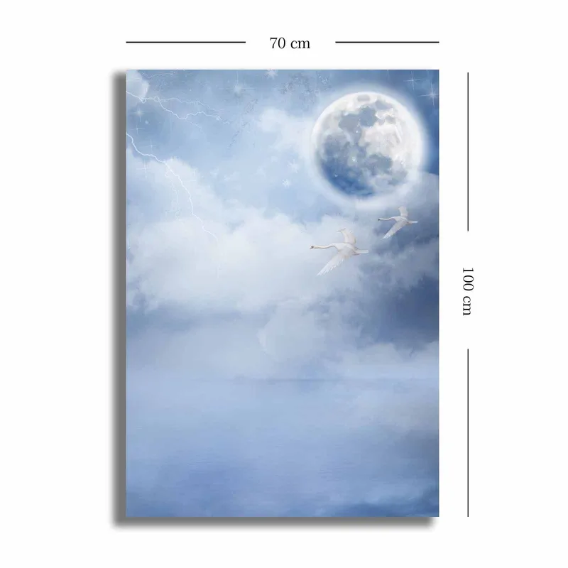 Lerretsbilde 70x100 cm - To svaner som flyr under en stor måne i en drømmende, overskyet himmel - Lyseblå / Hvit / Mørkeblå - Innredning - Bilder & kunst - Lerretsbilder
