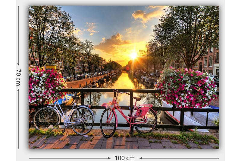 Lerretsbilde 70x100 cm - To sykler i pittoresk kanalsetting med blomster og solnedgang - Rosa / Hvit / Grønn - Innredning - Bilder & kunst - Lerretsbilder