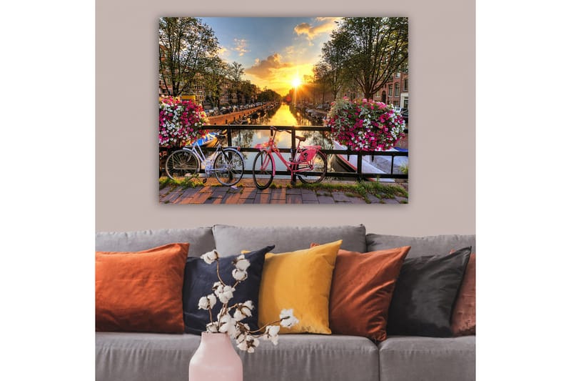 Lerretsbilde 70x100 cm - To sykler i pittoresk kanalsetting med blomster og solnedgang - Rosa / Hvit / Grønn - Innredning - Bilder & kunst - Lerretsbilder