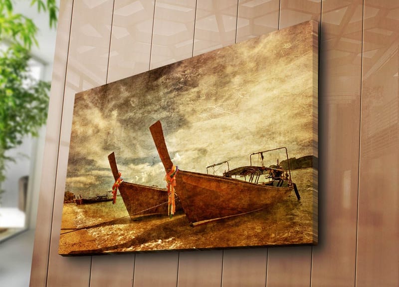 Lerretsbilde 70x100 cm - To tradisjonelle thailandske båter på stranden - Brun / Beige / Oransje - Innredning - Bilder & kunst - Lerretsbilder