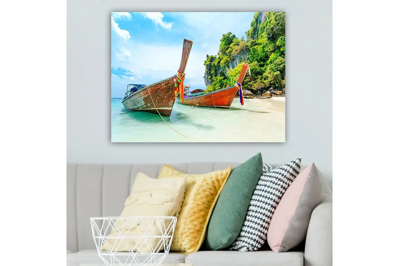 Lerretsbilde 70x100 cm - To tradisjonelle thailandske langbåter på en strand med steiner og frodig vegetasjon i bakgrunnen - Brun / Grønn / Blå - Innredning - Bilder & kunst - Lerretsbilder