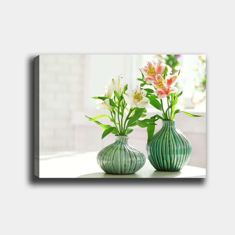 Lerretsbilde 70x100 cm - To vaser med blomster i et lyst og friskt miljø, Grønn / Hvit / Rosa