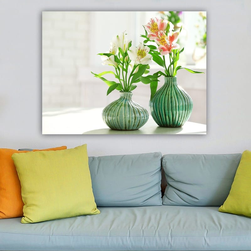 Lerretsbilde 70x100 cm - To vaser med blomster i et lyst og friskt miljø - Grønn / Hvit / Rosa - Innredning - Bilder & kunst - Lerretsbilder