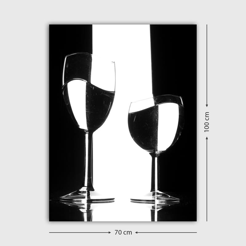 Lerretsbilde 70x100 cm - To vinglass med refleksjoner og vann i en minimalistisk svart-hvitt-komposisjon - Svart / Hvit / Gjennomsiktig - Innredning - Bilder & kunst - Lerretsbilder