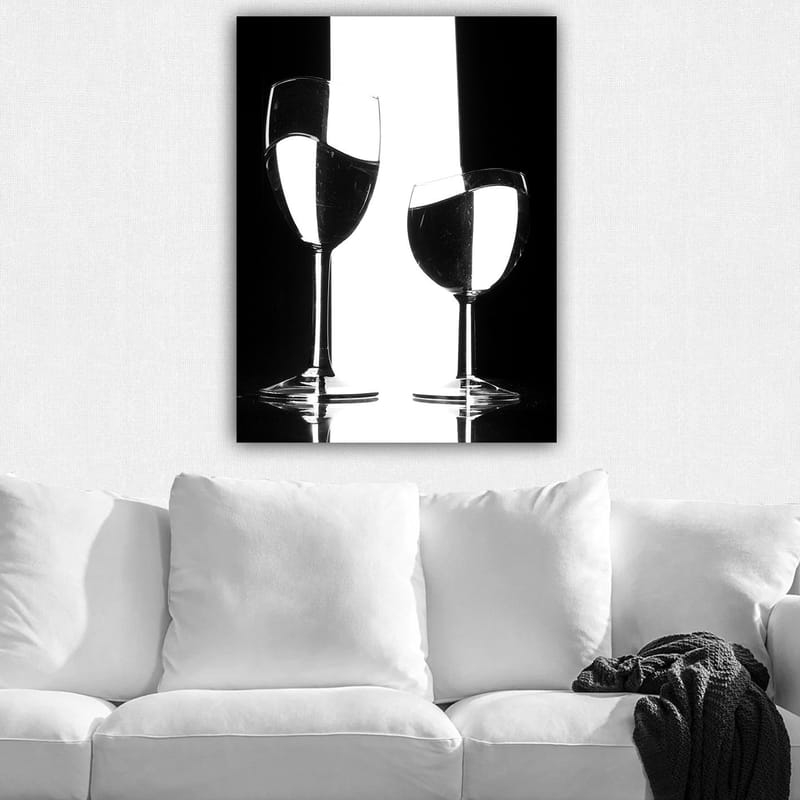 Lerretsbilde 70x100 cm - To vinglass med refleksjoner og vann i en minimalistisk svart-hvitt-komposisjon - Svart / Hvit / Gjennomsiktig - Innredning - Bilder & kunst - Lerretsbilder
