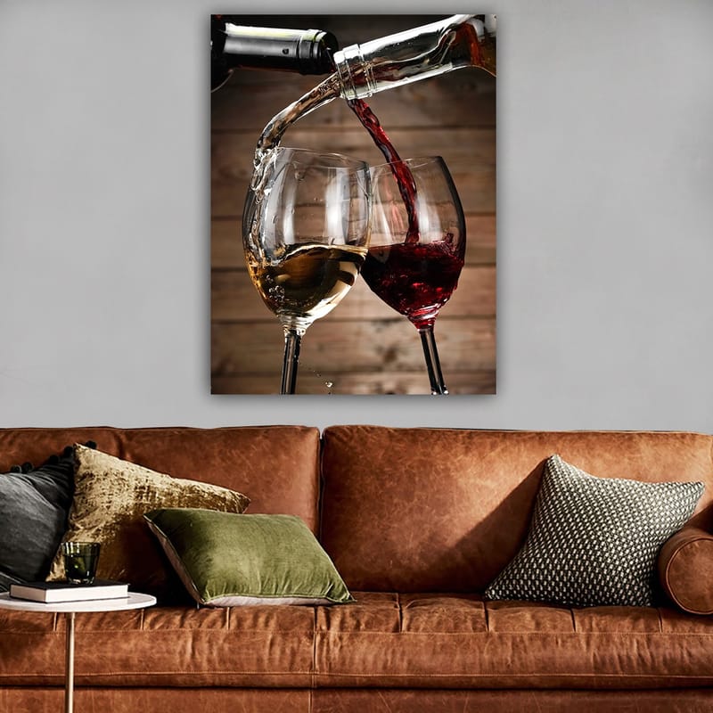 Lerretsbilde 70x100 cm - To vinglass som skåler med hvitvin og rødvin som helles i dem - Gull / Rød - Innredning - Bilder & kunst - Lerretsbilder