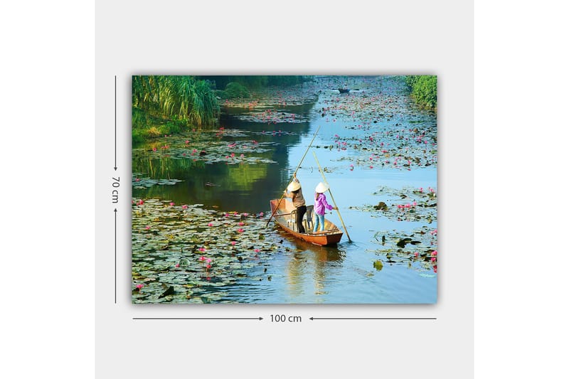 Lerretsbilde 70x100 cm - To personer padler i båt gjennom en innsjø med vannliljer og blomster - Grønn / Rosa / Blå - Innredning - Bilder & kunst - Lerretsbilder