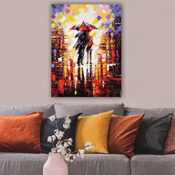Lerretsbilde 70x100 cm - To personer med paraply som står i et regnfullt bymiljø - Rød / Svart / Oransje - Innredning - Bilder & kunst - Lerretsbilder