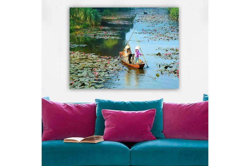 Lerretsbilde 70x100 cm - To personer padler i båt gjennom en innsjø med vannliljer og blomster - Grønn / Rosa / Blå - Innredning - Bilder & kunst - Lerretsbilder