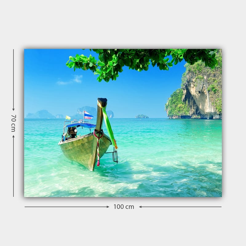 Lerretsbilde 70x100 cm - Tradisjonell båt på en klarblå strand med frodige klipper i bakgrunnen - Turkis / Grønn / Blå - Innredning - Bilder & kunst - Lerretsbilder