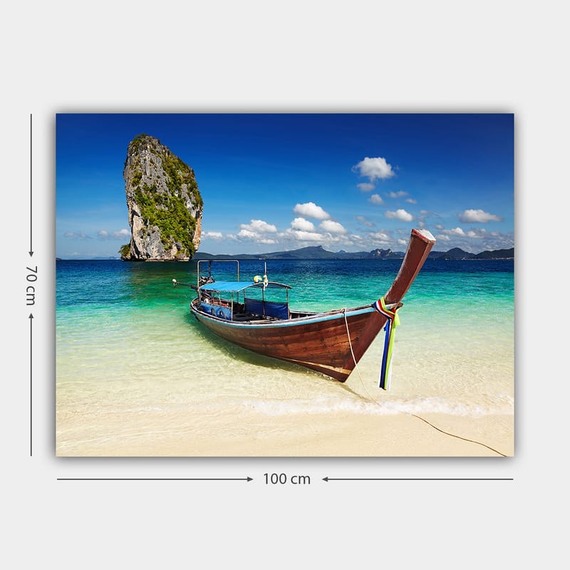 Lerretsbilde 70x100 cm - Tradisjonell båt på en tropisk strand med fjellformasjoner i bakgrunnen - Blå / Grønn / Brun - Innredning - Bilder & kunst - Lerretsbilder